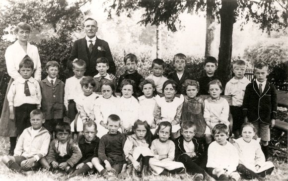 School Group 1918. Teachers - Miss Plackett & Mr Chamberlain